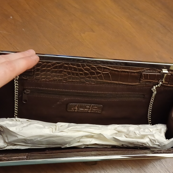 Clutch - Picture 2 of 4